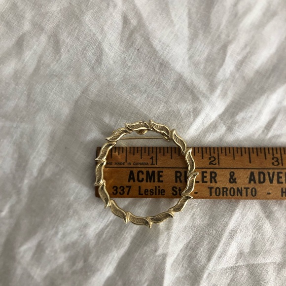Vtg Gerry’s Leaf Wreath Shaped Brooch Pair - Picture 8 of 14